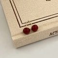 Dettaglio di orecchini a perno bordeaux vintage con eleganti perni dorati su un libro - 8mm / Rosso Borgogna (8mm)