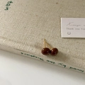 Dettaglio di orecchini vintage a bottone marroni su una copertina di libro beige - 8mm Cioccolato