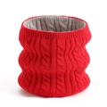 Dettaglio dello scaldacollo in maglia intrecciata rossa con fodera interna grigia - Rosso Beige