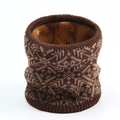 Gros plan du cache-col en tricot d'hiver avec doublure polaire et motifs géométriques - Café (WB11-4)