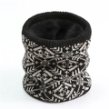 Nahaufnahme des Strick-Halswärmers mit Schneeflockenmuster und warmem Fleece-Futter für den Winter - Schwarz (WB11-5)