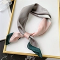 Foulard en soie tendance avec motif bloc de couleurs rose, gris et vert pour femme - Bordure Verte Bloc de Quatre Couleurs