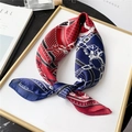 Foulard en soie rouge et bleu marine à pois et chaînes sur un présentoir élégant - 70x70cm / Bourgogne Marine (FJ180X-3)