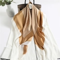 Carré de soie satinée à rayures dorées et blanches drapé sur une chemise blanche - Marron