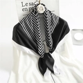 Elegante sciarpa di seta a righe bianche e nere su camicia bianca per uno stile minimalista - Nero