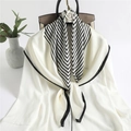 Elegante sciarpa in seta a righe per donna stile nordico drappeggiata su camicia bianca - Bianco Sporco