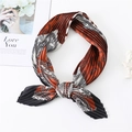 Pañuelo de seda plisado con diseño paisley en naranja y beige sobre un fondo blanco - Naranja Quemado Oscuro Beige Paisley (FY58-4)