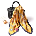 Carré de soie jaune 70x70cm à motif chaîne, drapé sur un sac à main en cuir noir - 70*70cm / Jaune Vif