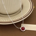 Dettaglio collana a ferro di cavallo con gemma rossa su tazza, design argento - Collana con Pendente di Perla Premium Argento Rosso