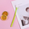 Penna gel creativa a forma di tulipano bianco con stelo verde su fondo rosa - Bianco