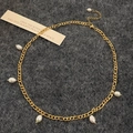 Gros plan sur collier chaîne Figaro dorée avec six perles d'eau douce baroques naturelles - Collier de perles d'eau douce en acier au titane doré