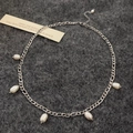 Détail du collier en chaîne Figaro argentée avec six perles d'eau douce en forme de goutte - Collier de perles d'eau douce en acier au titane argenté