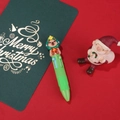 Penna a sfera multicolore natalizia verde con simpatica decorazione a renna - Natale Capibara-Albero