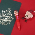 Penna a sfera multicolore natalizia rossa con orsetto 3D su uno sfondo festivo a tema - Natale Capibara-Babbo Natale