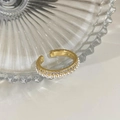 Primer plano detallado de un anillo dorado ajustable con circonitas y perlas blancas - Anillo de Oro con Perla y Circonio Micro-pave C-195 (C-195)