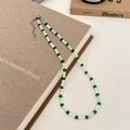 Détail du collier de perles en agate verte et perles de bambou blanc avec fermoir en métal - Collier de Perles en Bambou Coquille Calcédoine Verte (B-146)