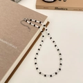Détail du collier de perles noires et tubes en bambou blancs avec fermoir mousqueton - Collier de Perles en Bambou Coquille Pierre Naturelle Noire (B-146)