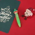 Penna a sfera natalizia a 4 colori con fusto verde e simpatico cagnolino topper - Serie di Natale 8-Personaggio Verde