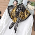 Elegante sciarpa in seta paisley con patchwork giallo e grigio su camicia bianca - Giallo Paisley (FJ293-3)