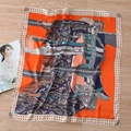 Dettaglio di foulard quadrato in seta con motivi equestri e bordo arancione su legno - Equestre Retro / Rosso Arancio Cachi (FJ296-3)