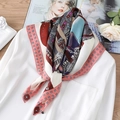 Sciarpa in seta 70cm con pois e motivo sella vintage su superficie in legno - Bordo Rosa Stampa (FJ296-4)