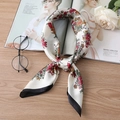 Quadratisches Seidentuch mit Blumenmuster und schwarzem Rand auf Holztischhintergrund - Cremeweiß (FJ301-1)
