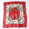 Pañuelo cuadrado de seda roja con motivos barrocos dorados y textura satinada - Patrón Barroco Clásico Rojo Verdadero (FJ214-3)