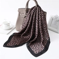 Détail d'un carré de soie léopard drapé sur un sac à main marron clair - 70*70cm / Pâte de Haricot (FJ291-1)