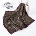 Carré de soie léopard de 70 cm drapé sur un sac à main, accessoire de mode élégant - 70*70cm / Vert Armée (FJ291-2)