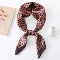 Élégant foulard en soie à imprimé léopard noué en nœud papillon avec fini satiné lisse - 70*70cm / Marron Rose (FJ291-3)