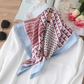 Foulard quadrato 70x70cm effetto seta con motivi geometrici su colletto di camicia - 70*70cm / Bordo Blu Chiaro