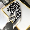 Foulard en soie de style Hepburn à pois noirs et blancs avec bordures à rayures sur marbre - Noir à pois blancs