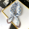 Élégant foulard en soie bleu clair à gros pois blancs et bordure rayée raffinée - Bleu clair