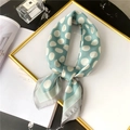 Foulard en soie vert menthe à pois style Hepburn avec bordure rayée sur marbre noir - Vert Haricot