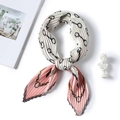 Sciarpa di seta plissettata rosa e beige con stampa a catena e motivo a morsetto - 70*70cm / Rosa (FY49-1)