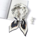 Dettaglio ravvicinato di foulard in seta a pieghe con stampa equestre su rivista - 70*70cm / Riga Blu Notte (FY49-2)