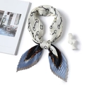 Dettaglio foulard in seta plissettata con motivi a catena e blocchi di colore geometrici - 70*70cm / Blu Denim (FY49-6)