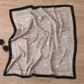 Detalle de pañuelo de seda color champán con estampado paisley y borde negro elegante - Motivo Paisley Mickey / Camel (FJ295-3)