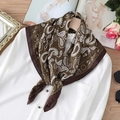 Elegante foulard in seta con motivo paisley marrone abbinato a una camicia bianca - Verde Militare Paisley (FJ295-2)