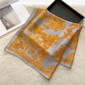 Elegante foulard in seta 70x70cm grigio con motivi barocchi arancioni su pelliccia sintetica - Motivo Classico Barocco / Barocco Grigio (FJ548-1)