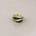 Detalle de anillo de onda dorado vintage con esmalte verde esmeralda y banda abierta - Anillo de esmalte irregular verde