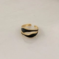 Vista detallada del anillo abierto de oro ondulado con esmalte negro estilo minimal - Anillo de esmalte irregular negro
