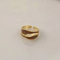 Vista detallada del anillo de doble onda bañado en oro con incrustación de esmalte café - Anillo de esmalte irregular marrón