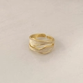 Detalle de anillo de ondas doradas con esmalte crema y diseño minimalista moderno - Anillo de esmalte irregular blanco