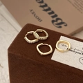 Detailansicht goldene quadratische Creolen mit Zirkonia und polierter Oberfläche - Gold Quadratisch 4-teiliges Set