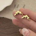 Primo piano degli orecchini a forma di croissant placcati in oro con finitura lucida vintage - Orecchini a Bottone in Corno a Costine (Placcato Oro) / Oro