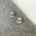 Dettaglio di orecchini a zampa di gatto con perle grigie e piccoli strass scintillanti - Tono Argento (Perla Grande Grigia)