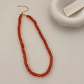 Detailaufnahme einer roten Achat-Perlenkette mit verstellbarem Goldverschluss auf weiß - 6mm Achat / Orangerot (B-186)