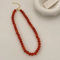 Detail der roten Achat Perlenkette mit goldenem Verschluss und verstellbarer Kette - 8mm Achat / Orangerot (B-186)