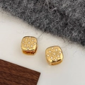 Detailansicht der quadratischen Gold-Ohrringe mit Sternenbesatz und Zirkonia-Steinen - Goldene quadratische Huggie-Ohrringe mit Stern-Zirkonia